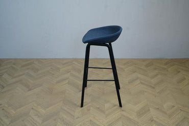 Sideprofil af HAY About A Stool AAS 32 barstol i mørkeblå med sort ben og polstring – elegant og ergonomisk design.