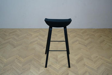 Bagside af HAY About A Stool AAS 32 barstol – sort sæde og naturlige træben.