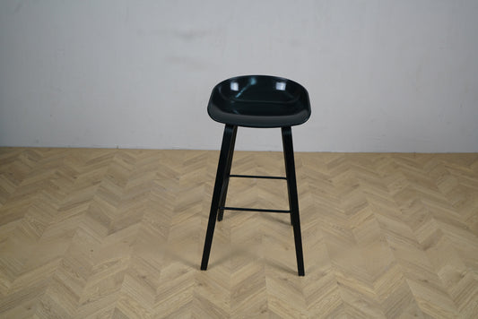 HAY AAS32 sort barstol, høj model 75 cm, set forfra med formet sæde og træben.