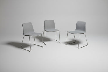 HAY About A Chair AAC 09 stole med grå polstring og krom medestel samlet