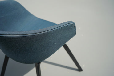 Close-up af mørkeblå polstring på HAY About A Chair AAC 23