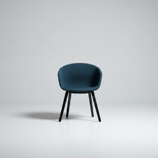 HAY About A Chair AAC 23 med mørkeblå polstring og ben i sort eg set forfra
