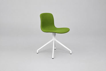HAY AAC10 designstol i grønt stof med hvidt drejestel designet af Hee Welling set skråt
