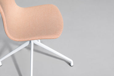 HAY AAC10 designstol i lyserødt stof med hvidt drejestel designet af Hee Welling set skråt