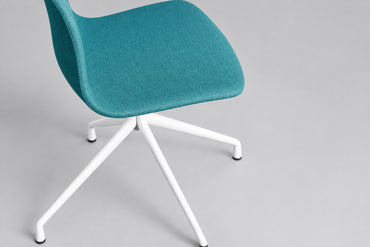 HAY AAC10 designstol i turkis stof med hvidt drejestel designet af Hee Welling set skråt