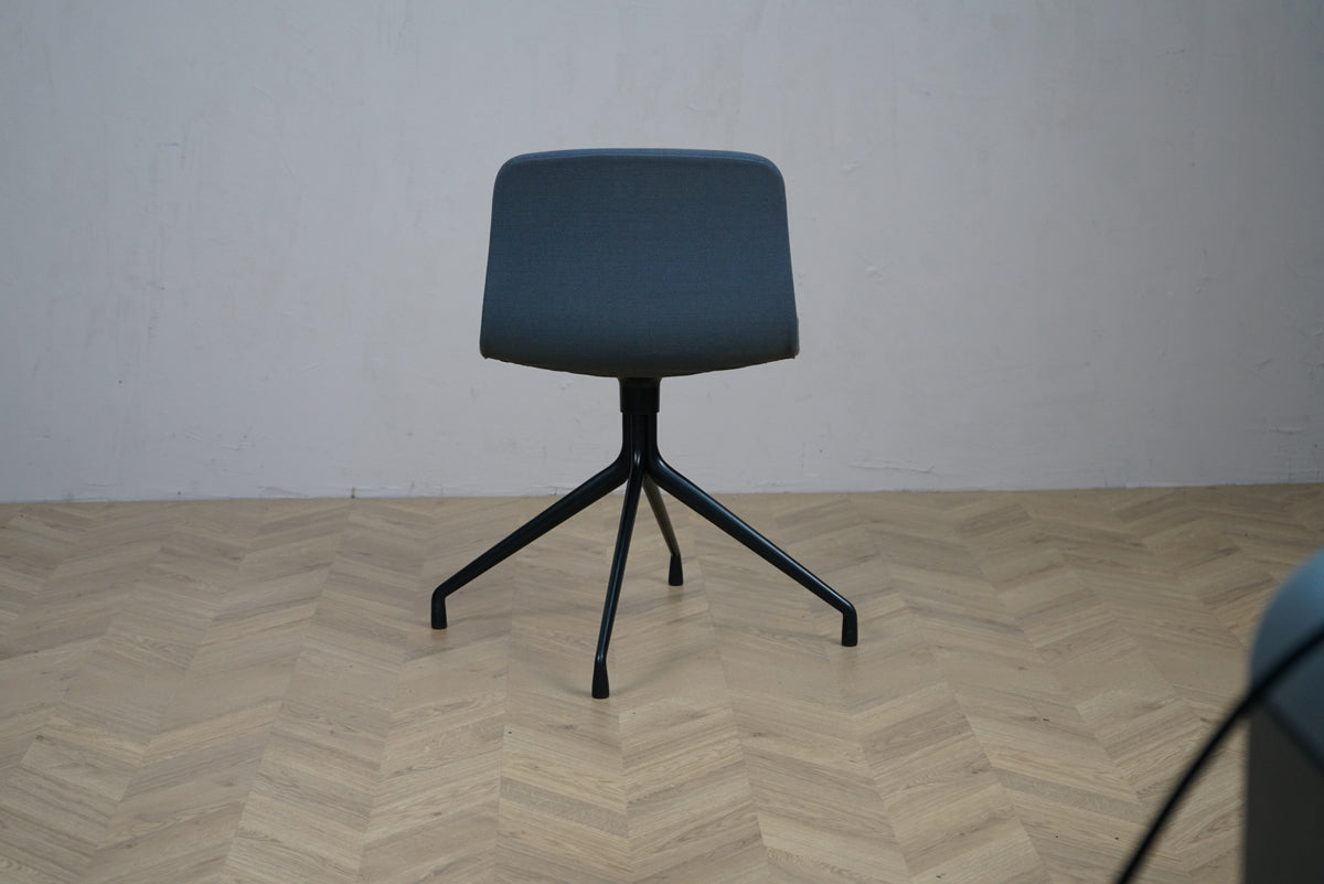 HAY About A Chair stol i blåt stof set bagfra med sort drejestel