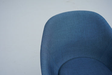 Close-up af HAY About A Lounge Chair 83 AAL med mørkeblå polstring og sortbejdset træstel