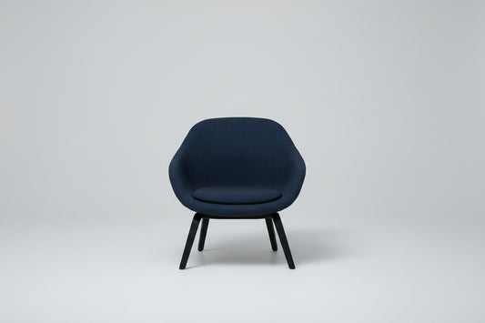 HAY About A Lounge Chair 83 AAL loungestol i mørkeblåt stof og sort træ set forfra