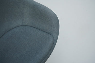 Close-up af HAY About A Lounge Chair 83 AAL med mørkegrå polstring og sortbejdset træstel