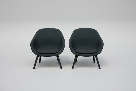 HAY About A Lounge Chair 83 AAL loungestol i mørkegråt stof med sort træstel set forfra