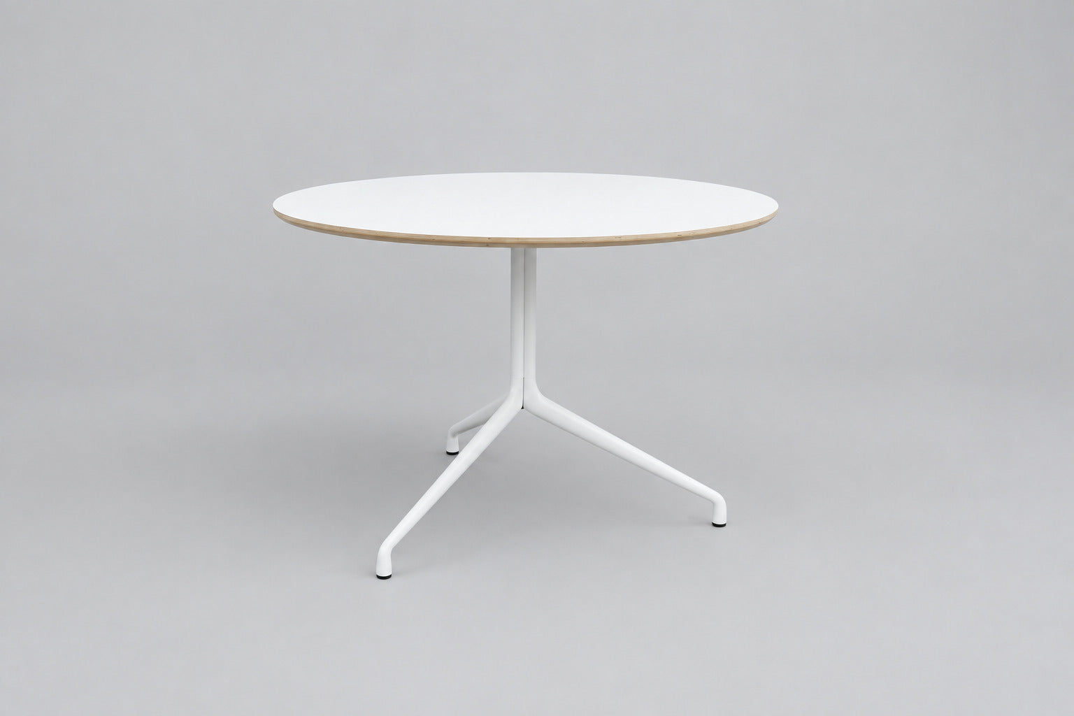 HAY About A Table AAT20 rundt bord Ø110 cm med hvid laminatbordplade og hvidt stel – set forfra