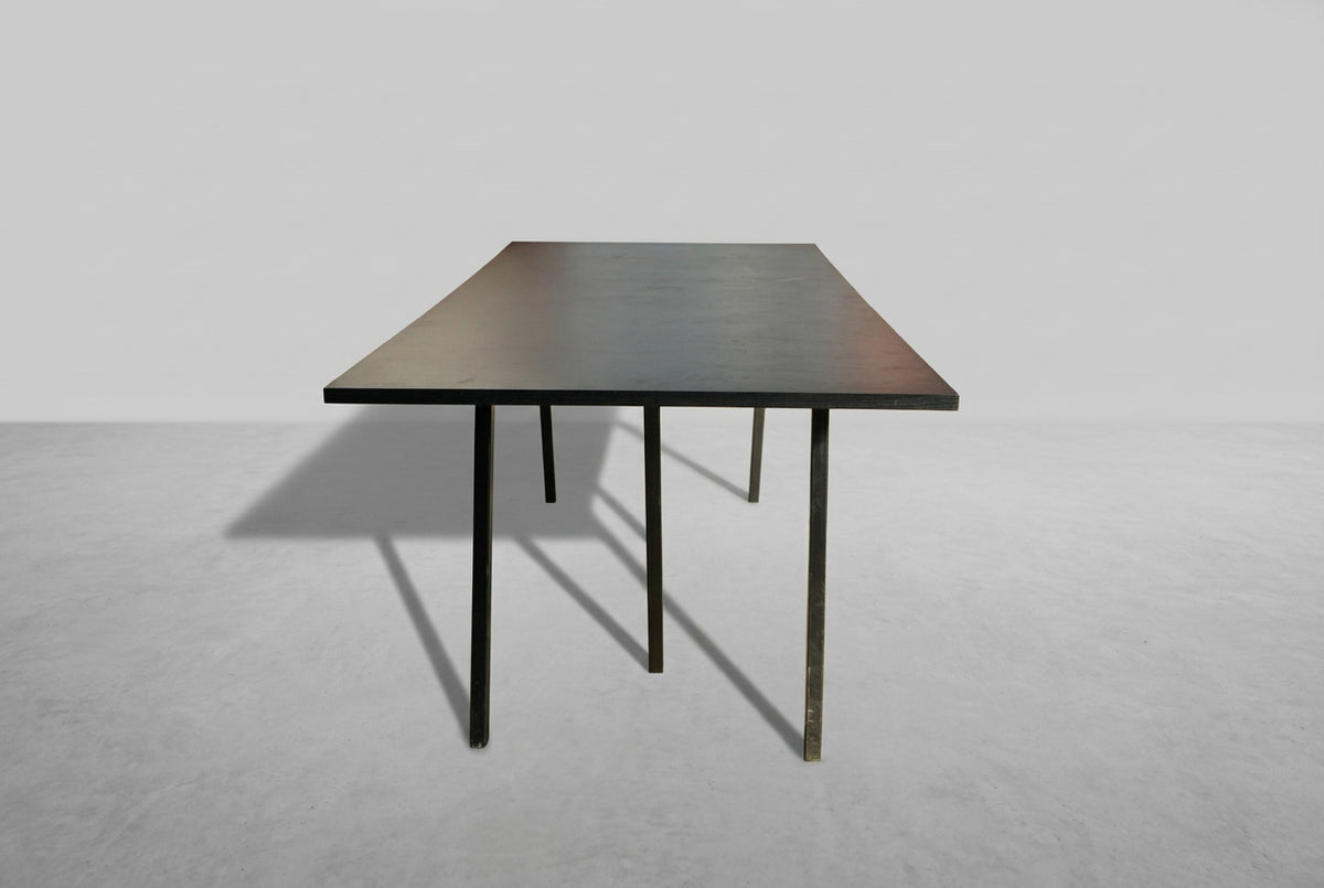 HAY Loop Stand bord i sort linoleum med pulverlakeret metalstel set fra siden, ideelt som spisebord og konferencebord.