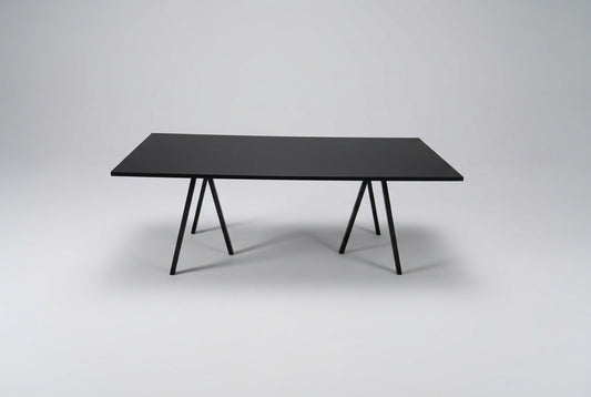 HAY Loop Stand spisebord i sort linoleum med trebenede metalbukke, 200 x 92 cm, set forfra.