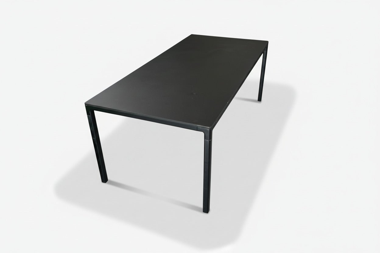 HAY T12 spisebord set ovenfra med sort linoleum bordplade