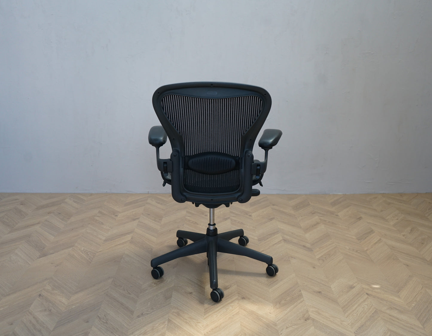 Herman Miller Aeron kontorstol Størrelse B i Graphite set bagfra, stilrent ergonomisk design
