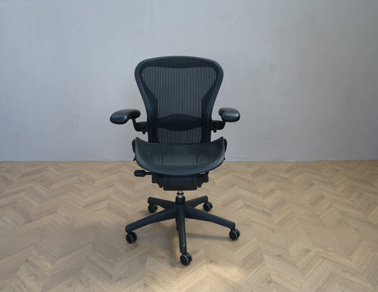 Herman Miller Aeron kontorstol Størrelse B i Graphite set forfra, ergonomisk design