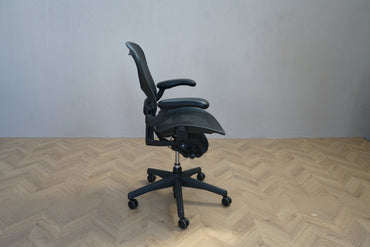 Sidevisning af Herman Miller Aeron kontorstol Størrelse B i Graphite med justerbare funktioner