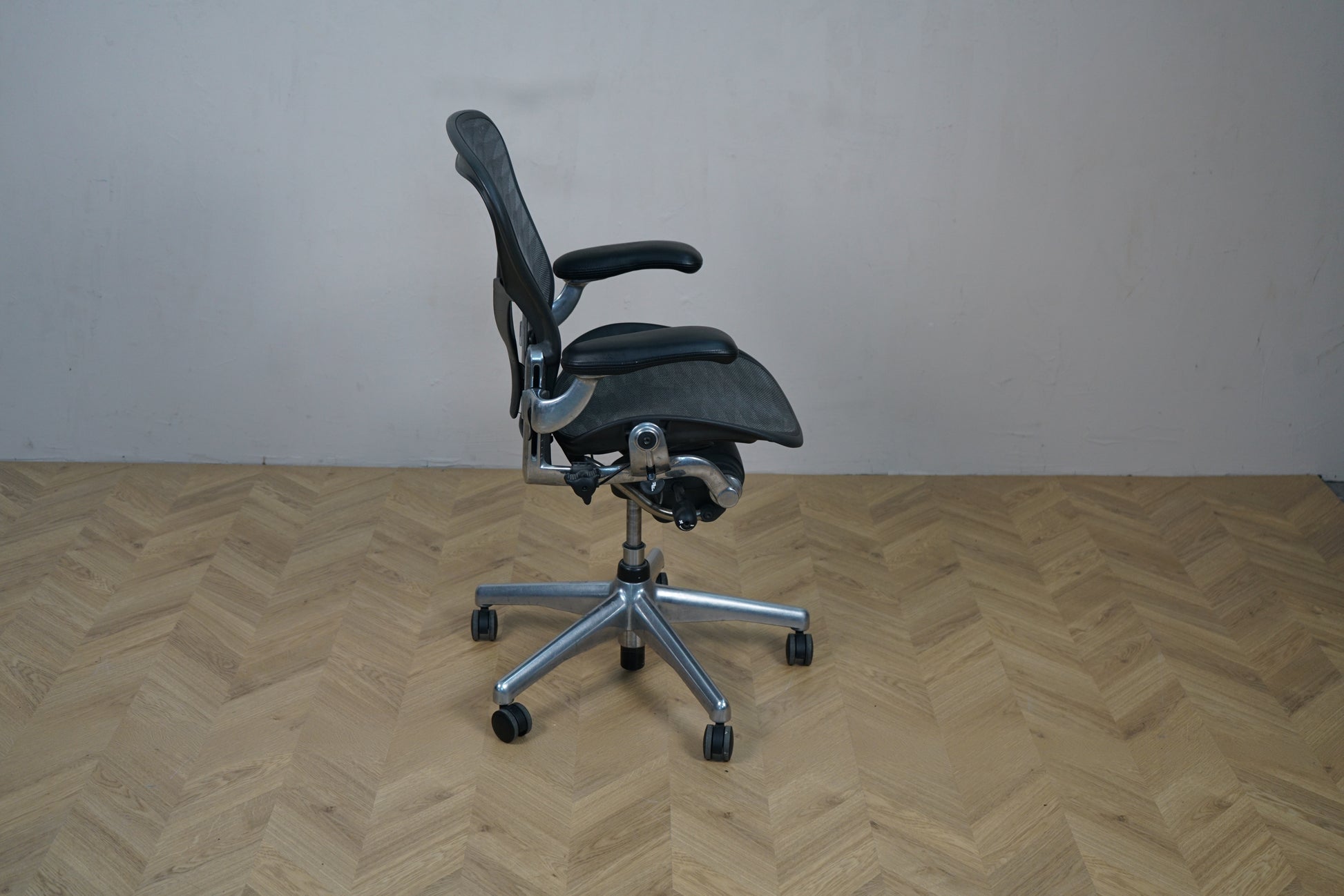 Herman Miller Aeron kontorstol i sort mesh set bagfra