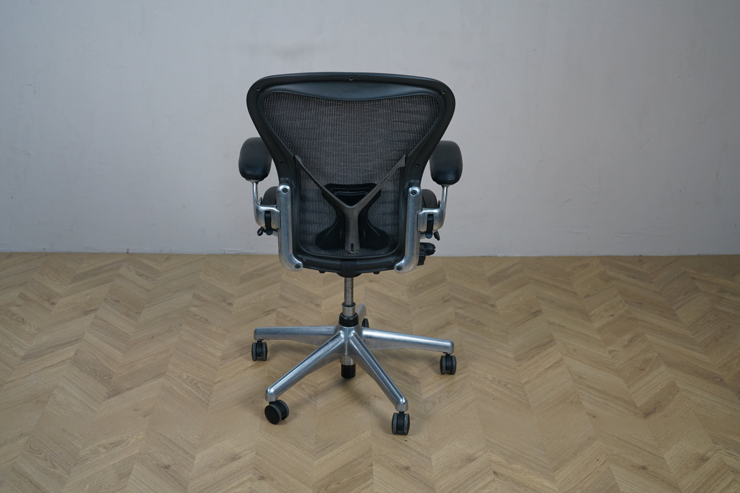 Herman Miller Aeron kontorstol i sort mesh set bagfra