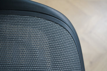 Detalje af mesh sæde på Herman Miller Aeron kontorstol