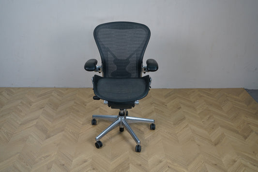 Herman Miller Aeron kontorstol i sort mesh set forfra