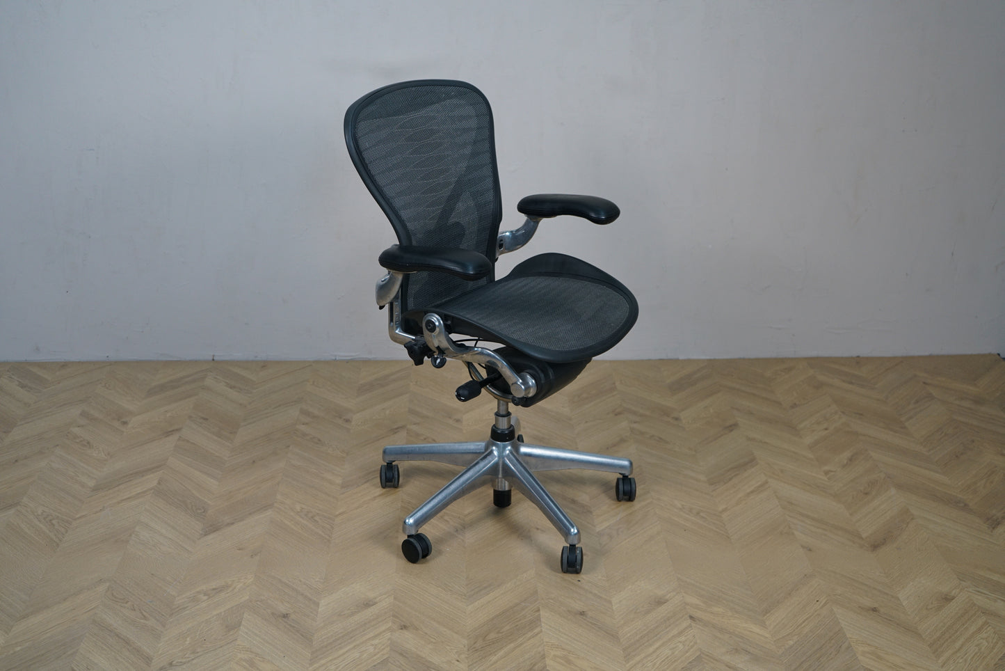 Herman Miller Aeron kontorstol set fra siden med justerbare armlæn