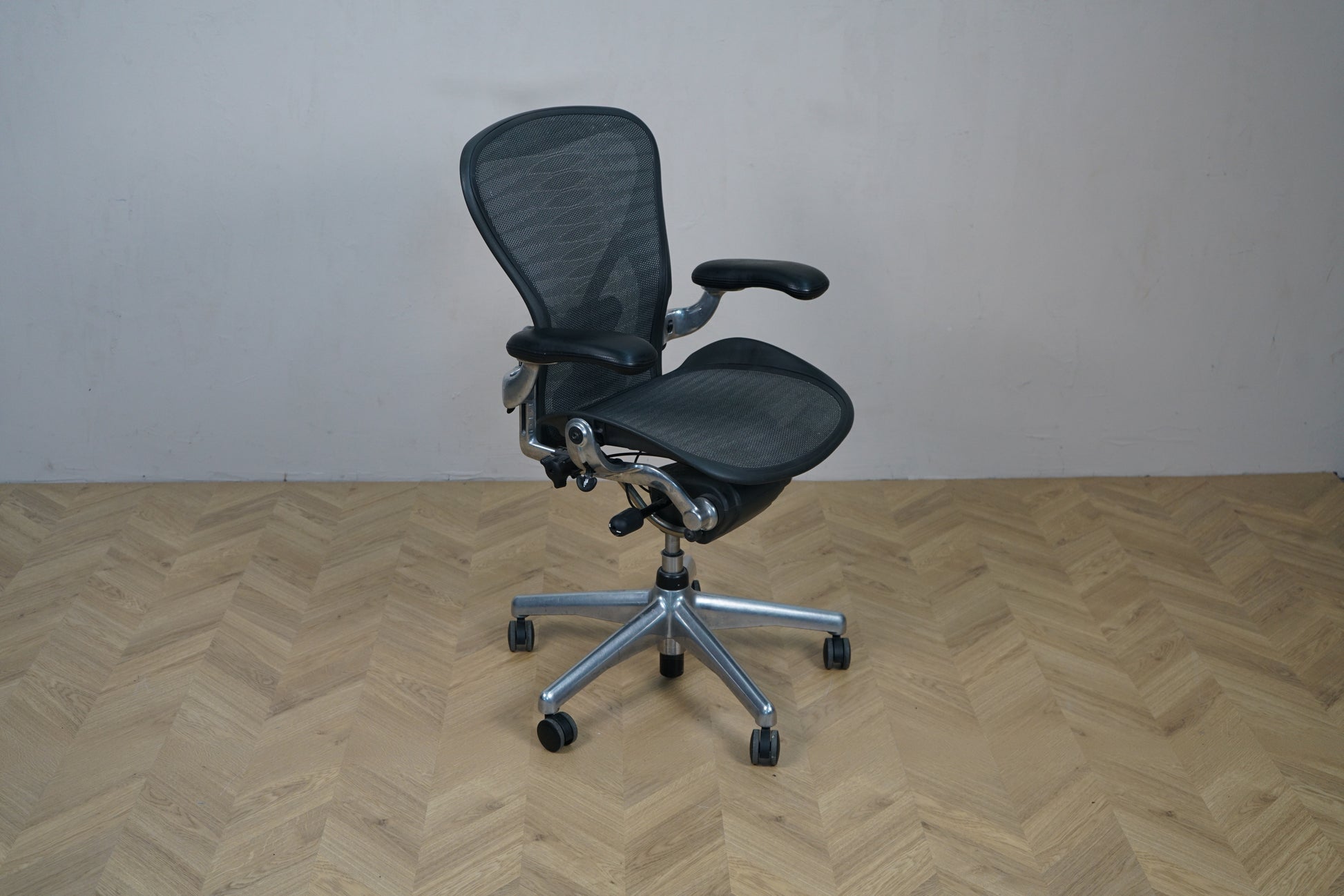Herman Miller Aeron kontorstol set fra siden med justerbare armlæn