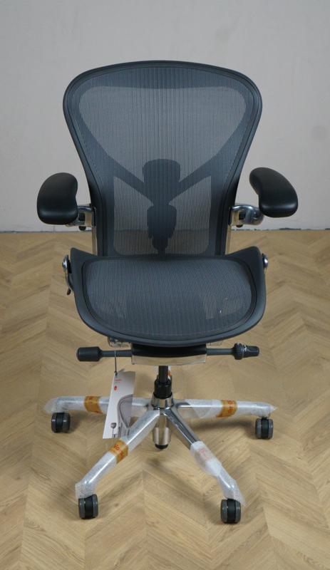 Frontview af Herman Miller Aeron REMASTERED kontorstol i Graphite/krom, størrelse B – ergonomisk stol med netryg og justerbare funktioner