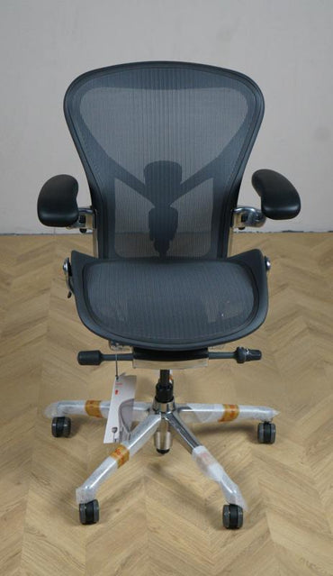 Frontview af Herman Miller Aeron REMASTERED kontorstol i Graphite/krom, størrelse B – ergonomisk stol med netryg og justerbare funktioner
