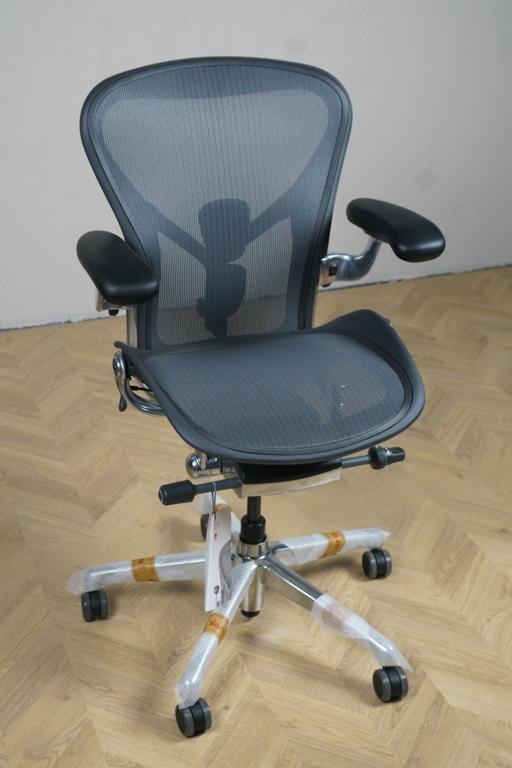 Herman Miller Aeron REMASTERED kontorstol i Graphite/krom set skråt – ergonomisk kontorstol str. B med moderne design og avanceret komfort