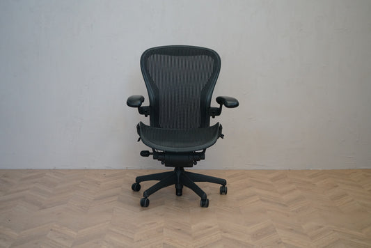 Herman Miller Aeron kontorstol størrelse C i sort set forfra