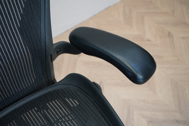 Close up af Herman Miller Aeron stol med sort mesh sæde og ryg
