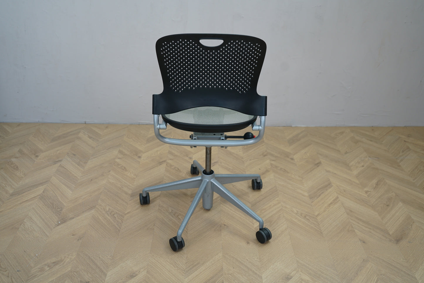 Herman Miller Caper kontorstol set bagfra med sort plastryg