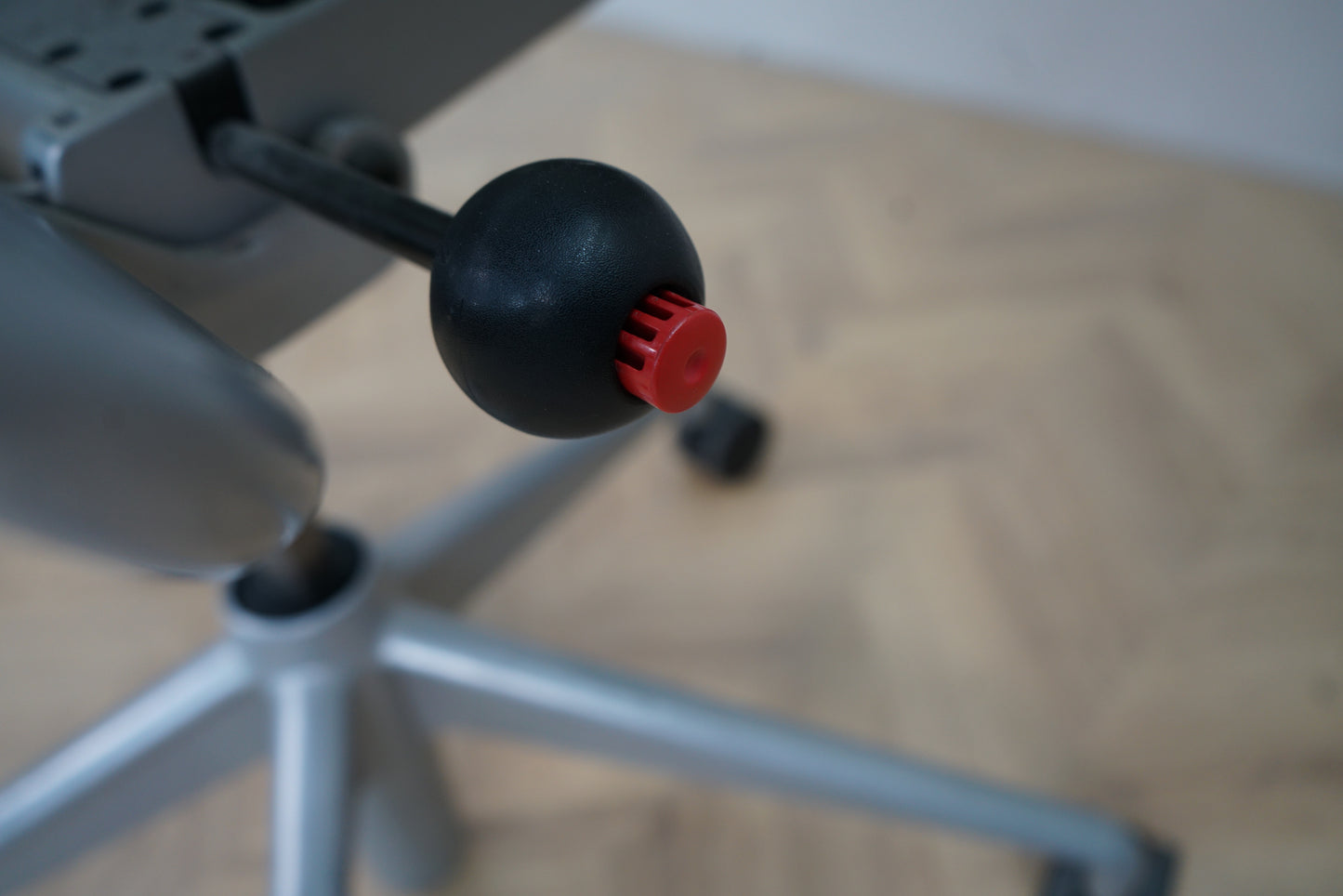 Detaljebillede af justeringsknap på Herman Miller Caper kontorstol