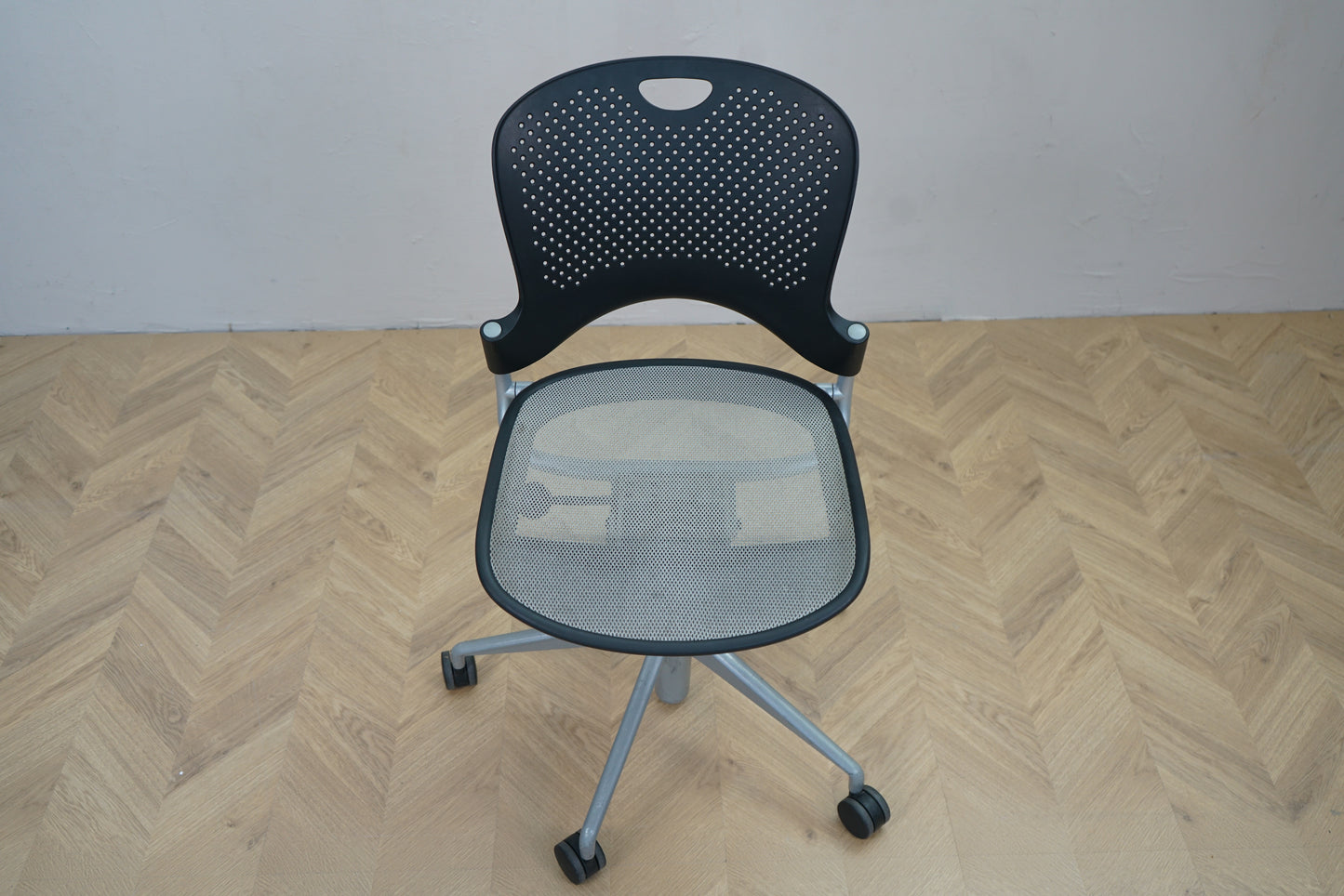 Herman Miller Caper kontorstol set ovenfra med mesh sæde og sort ryg