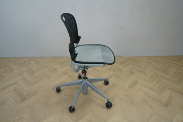 Herman Miller Caper kontorstol med sort ryg og mesh sæde set fra siden