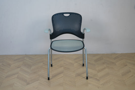 Herman Miller Casper konferencestol set forfra med sort plast ryglæn, armlæn og gråt netsæde.