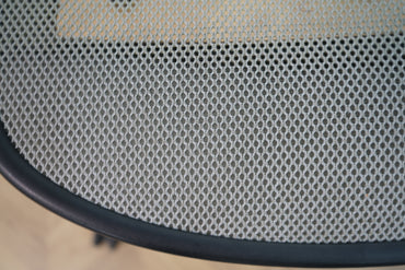 Nærbillede af Herman Miller Casper konferencestol med hjul – gråt netsæde og sort plast ryglæn.