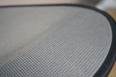 Nærbillede af sæde på Herman Miller Casper konferencestol med gråt netpolstring.