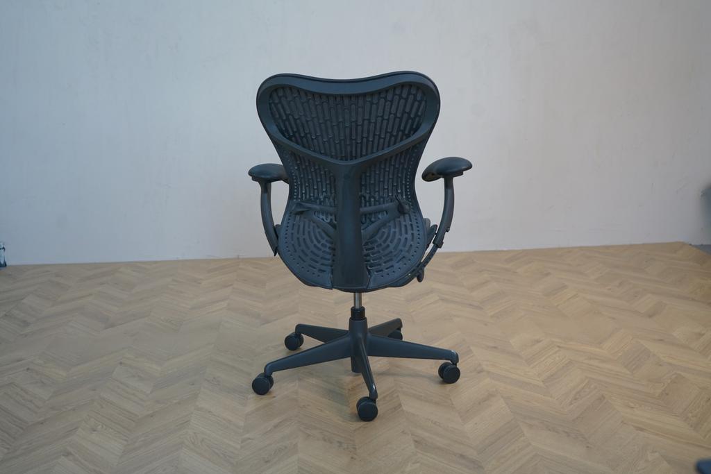 Bagside af Herman Miller Mirra 2 Graphite Butterfly kontorstol i sort – polstret ryg med fleksibel støtte og elegant design