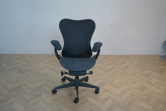 Herman Miller Mirra 2 Graphite Butterfly kontorstol i sort set forfra – ergonomisk kontorstol med fleksibelt og polstret ryglæn
