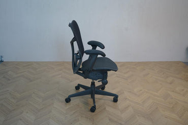 Sideprofil af Herman Miller Mirra 2 Graphite Butterfly kontorstol i sort – justerbar og komfortabel ergonomisk stol