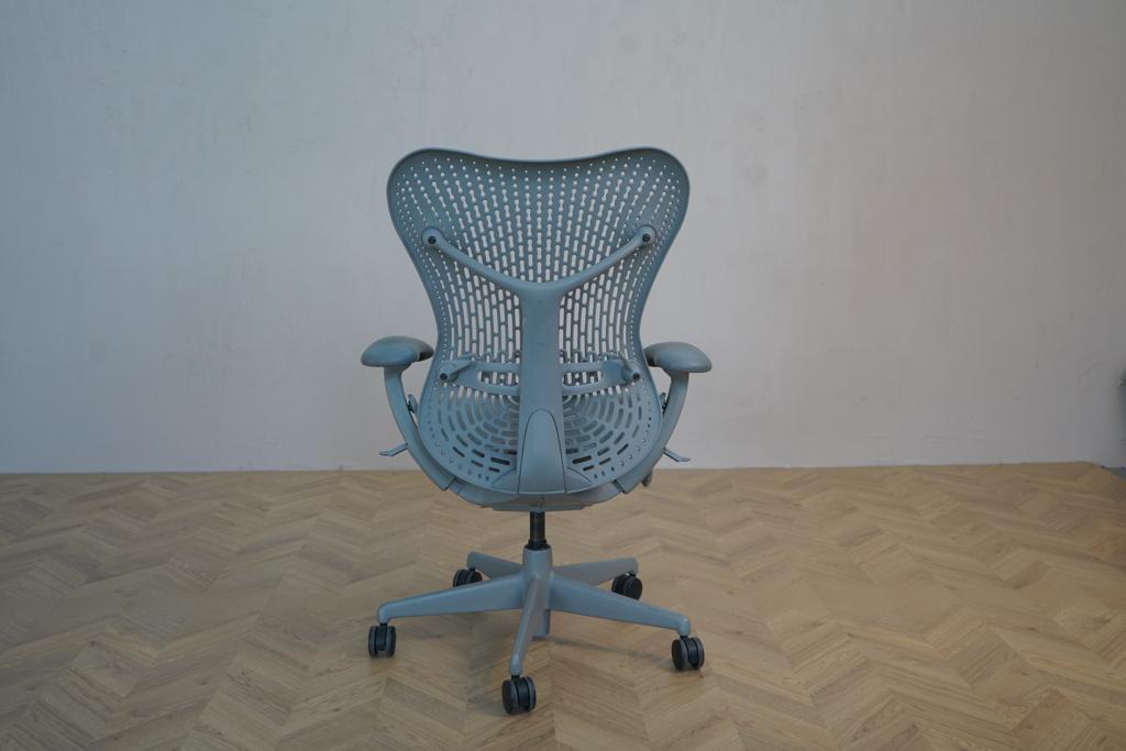 Bagside af Herman Miller Mirra Alpine kontorstol i lysegrå – ergonomisk stol med fleksibelt netrygdesign og kinematiksystem