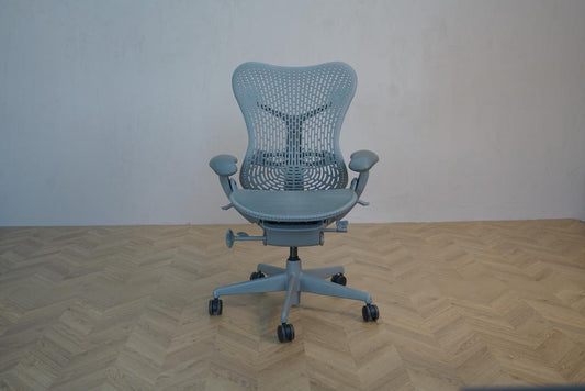 Herman Miller Mirra Alpine kontorstol i lysegrå set forfra – ergonomisk kontorstol med fleksibelt ryglæn og AireWeave-sæde