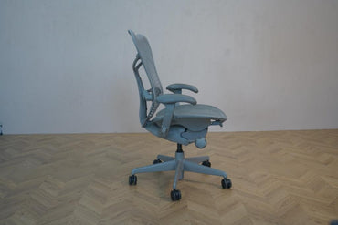 Sidevisning af Herman Miller Mirra Alpine kontorstol i lysegrå – kontorstol med justerbar ryg og ventilationsvenligt AireWeave-materiale