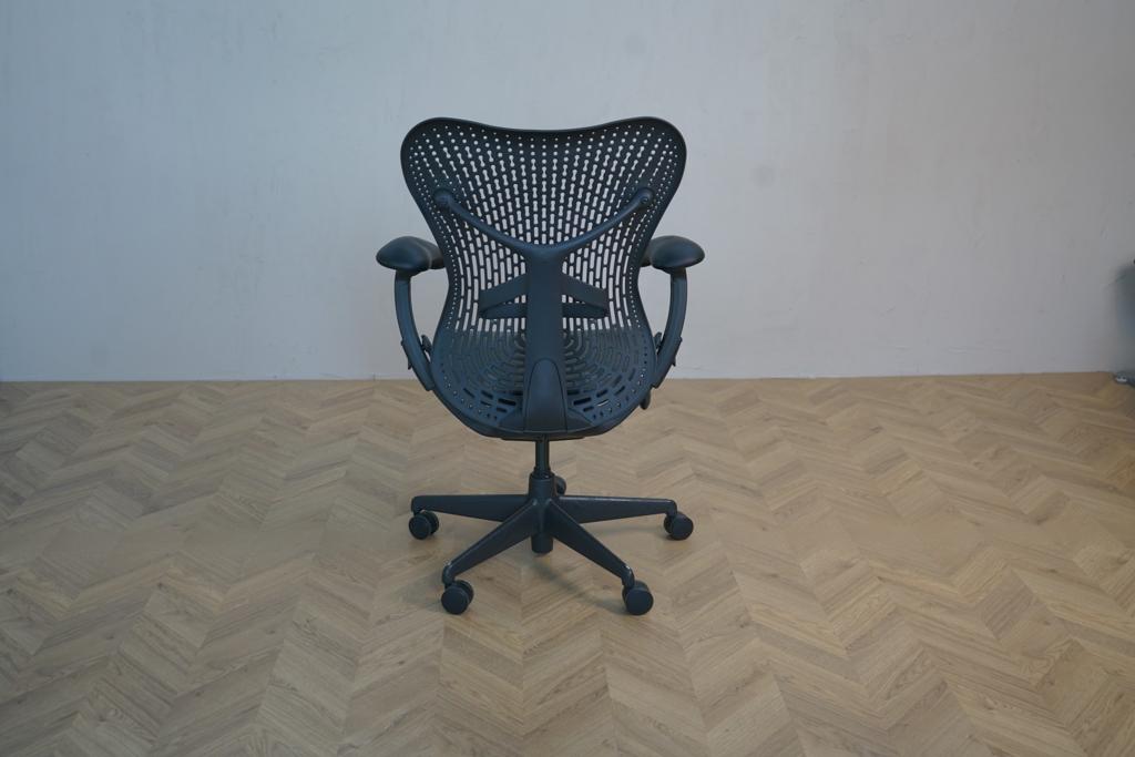 Bagside af Herman Miller Mirra Graphite kontorstol i grå – stilfuld og fleksibel kontorstol med kinematiksystem