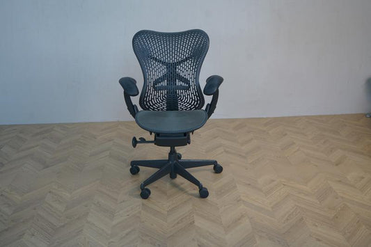 Herman Miller Mirra Graphite kontorstol i grå set forfra – ergonomisk kontorstol med fleksibelt ryglæn