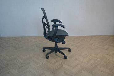 Herman Miller Mirra Graphite kontorstol i grå set fra siden – komfortabel og justerbar ergonomisk stol