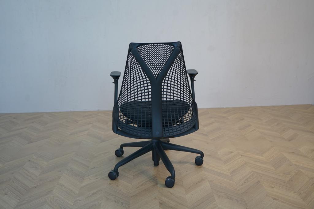 Bagside af Herman Miller Sayl kontorstol i sort med poleret fodkryds og armlæn – innovativ rygstøtte inspireret af Golden Gate-broen