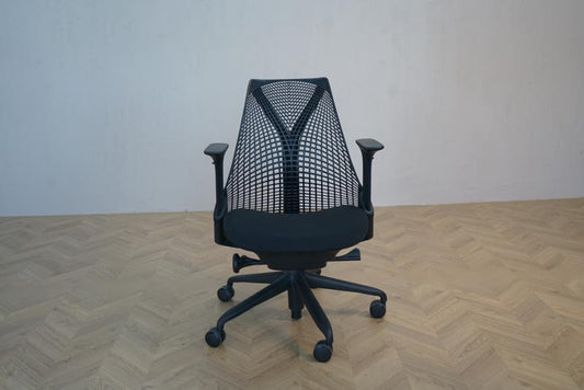 Herman Miller Sayl kontorstol i sort med poleret fodkryds og armlæn set forfra – ergonomisk og stilfuld kontorstol